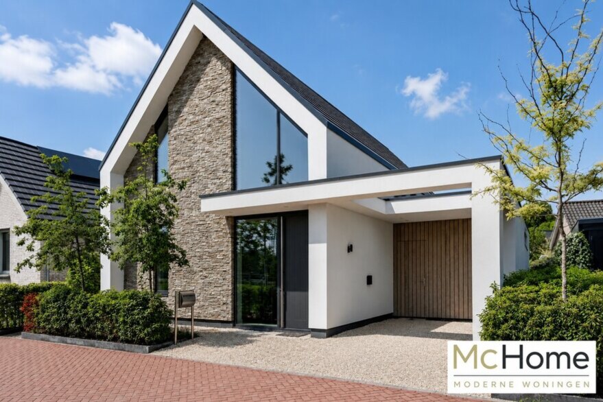 K131 moderne kapwoning met natuursteen geveldelen en inpandig balkon