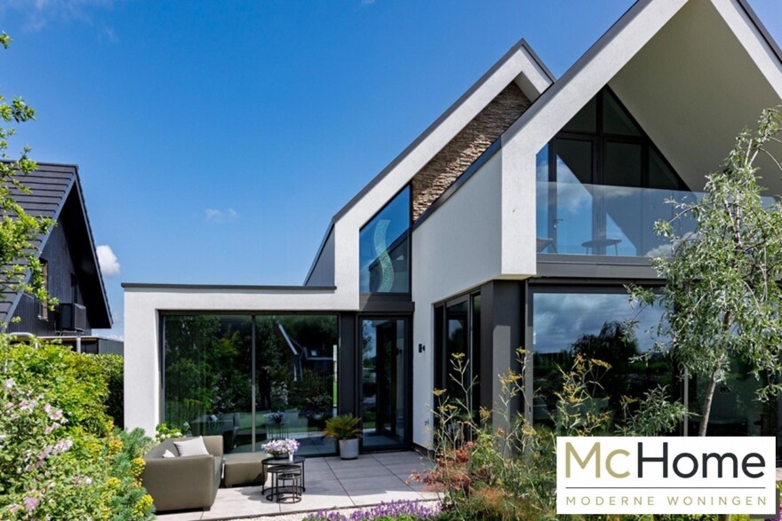 K131 moderne kapwoning met natuursteen geveldelen en inpandig balkon