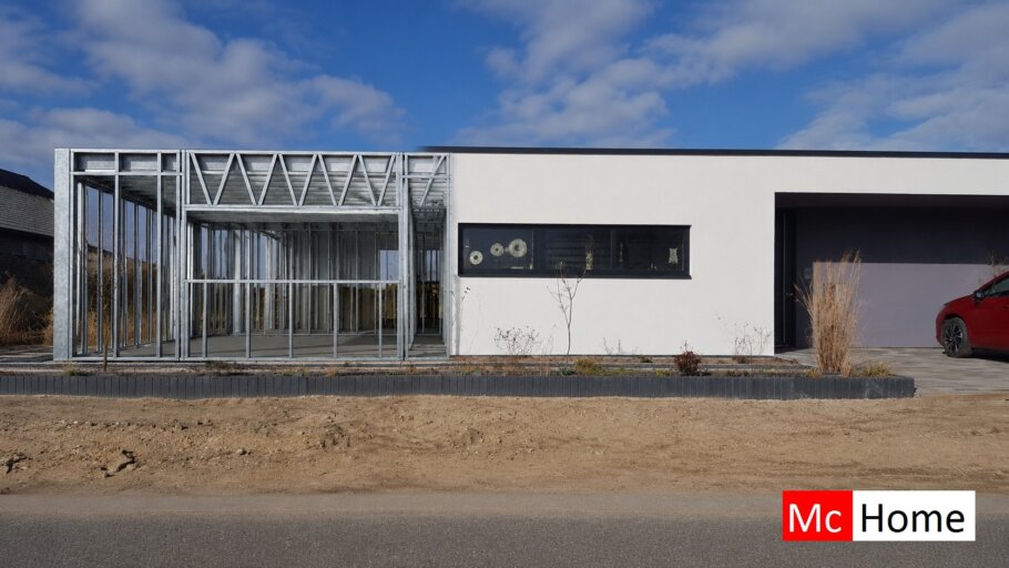 het plaatje toont een woning of gebouw met de staalframebouw constructie deels zichtbaar