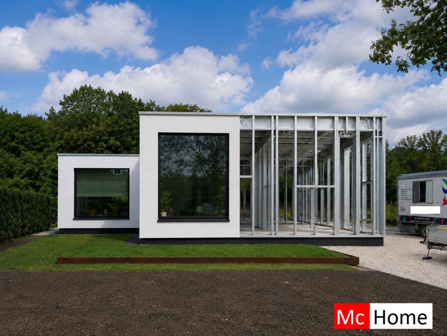 het plaatje toont een woning of gebouw met de staalframebouw constructie deels zichtbaar