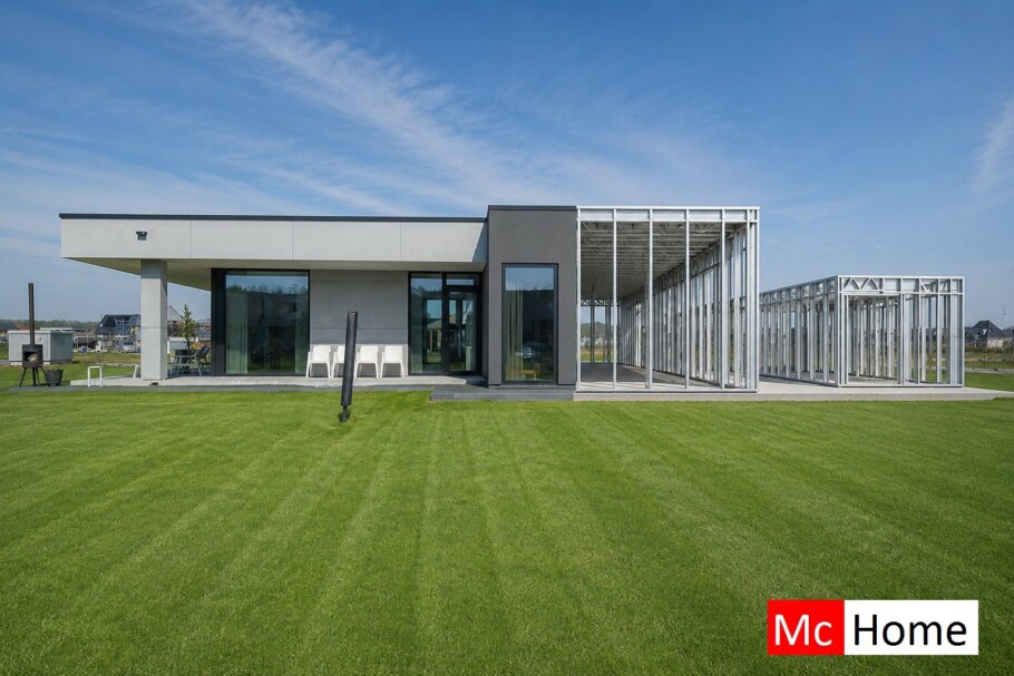 het plaatje toont een woning of gebouw met de staalframebouw constructie deels zichtbaar