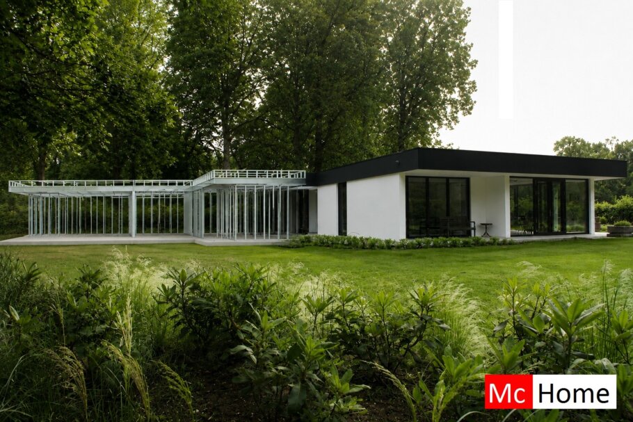 het plaatje toont een woning of gebouw met de staalframebouw constructie deels zichtbaar