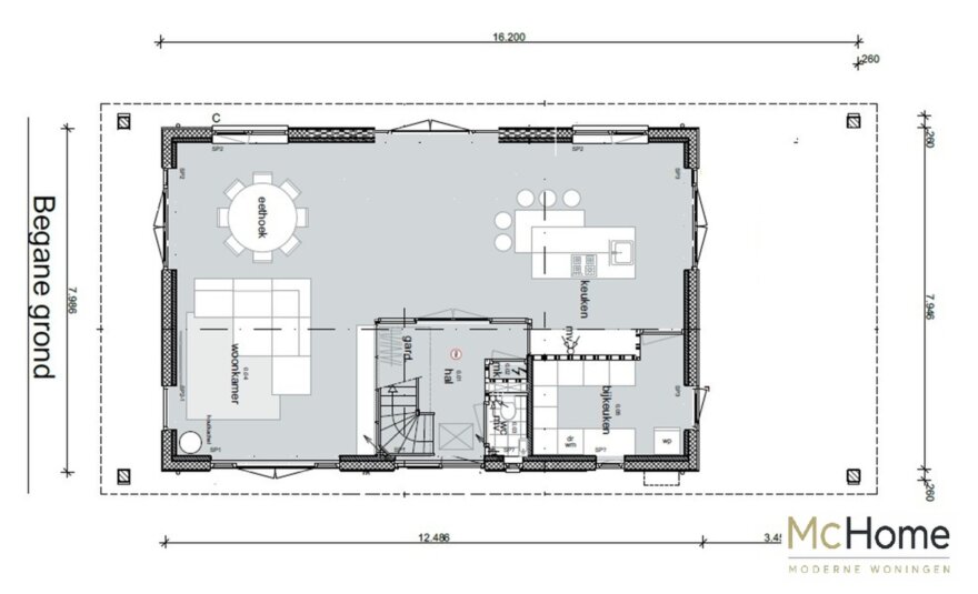 Moderne schuurwoning met kap in staalframebouw met witte gevels, donkere dakbedekking, grote raampartijen en overdekt terras in een groene tuinomgeving.
