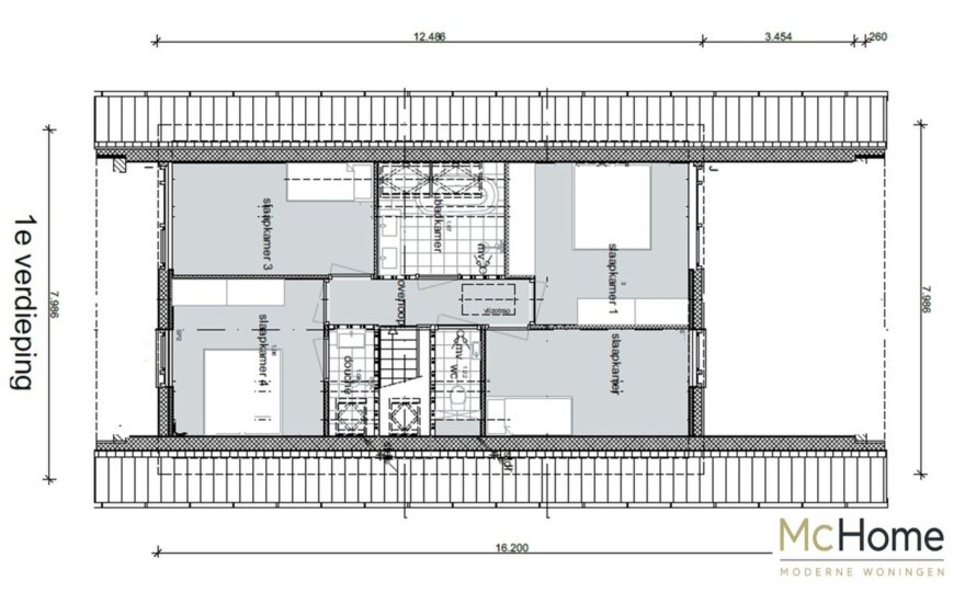 Moderne schuurwoning met kap in staalframebouw met witte gevels, donkere dakbedekking, grote raampartijen en overdekt terras in een groene tuinomgeving.