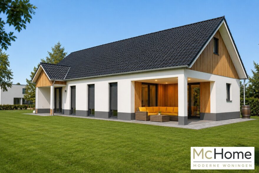Moderne vrijstaande woning met zadeldak, houten gevelaccenten en overdekt terras gebouwd met staalframebouw door MC-Home